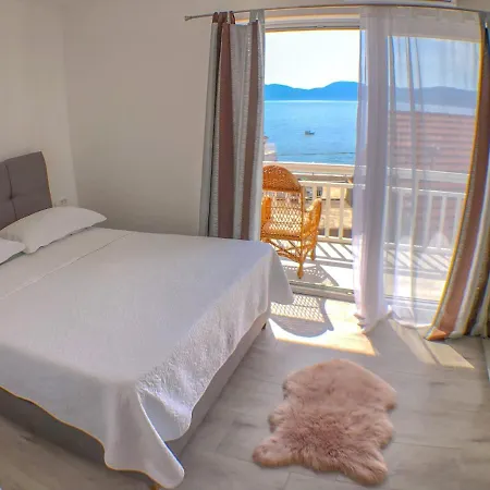 Doris Daire Gradac (Split-Dalmatia)