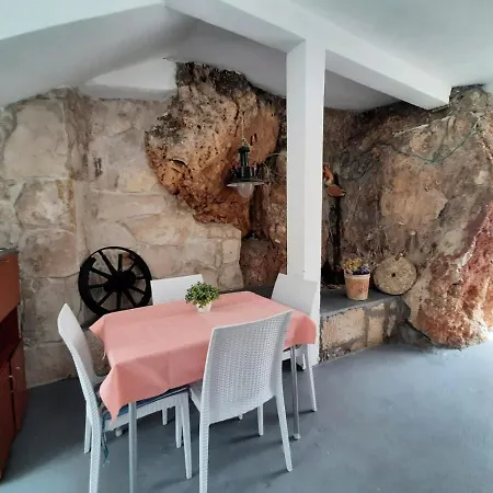 Doris * Gradac (Split-Dalmatia)